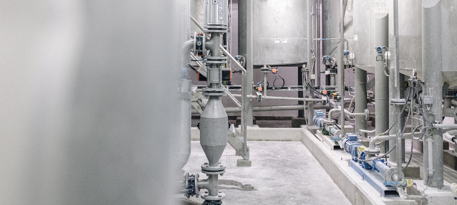 Chemical additives preparation plant with tanks and piping
