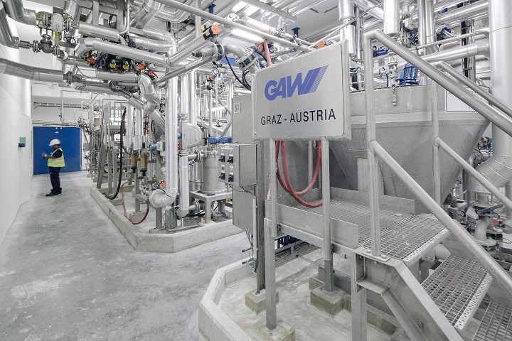 Coating colour working station with process piping and platforms